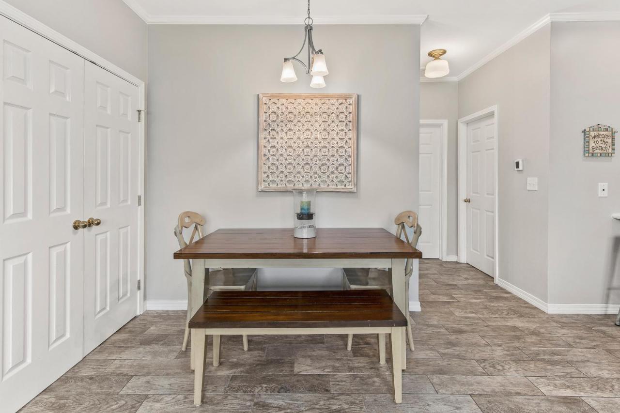 Summerescape - Retreat - Steps To - Spaciouswestbeachcondo
